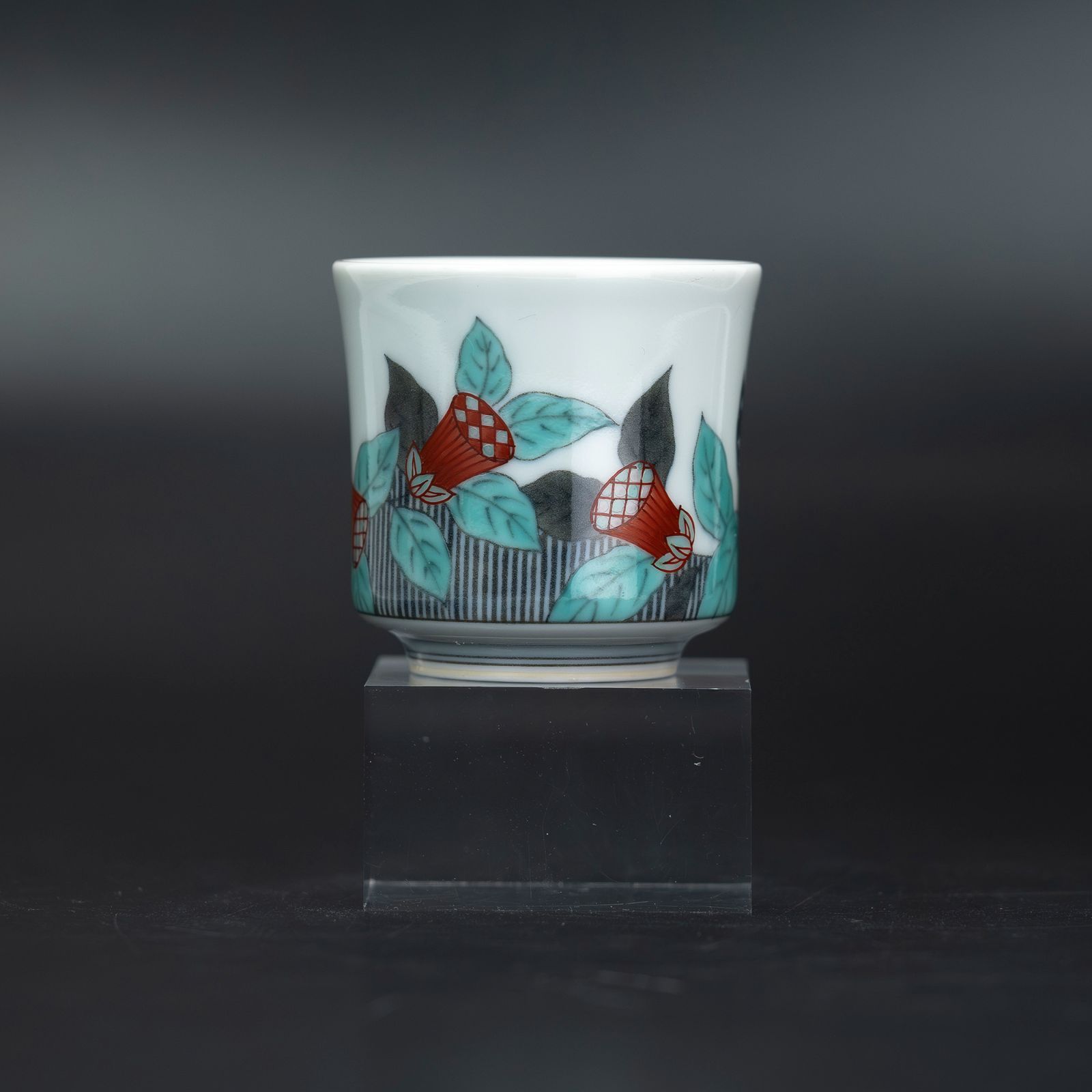 ぐい呑 色絵墨色墨はじき草花文