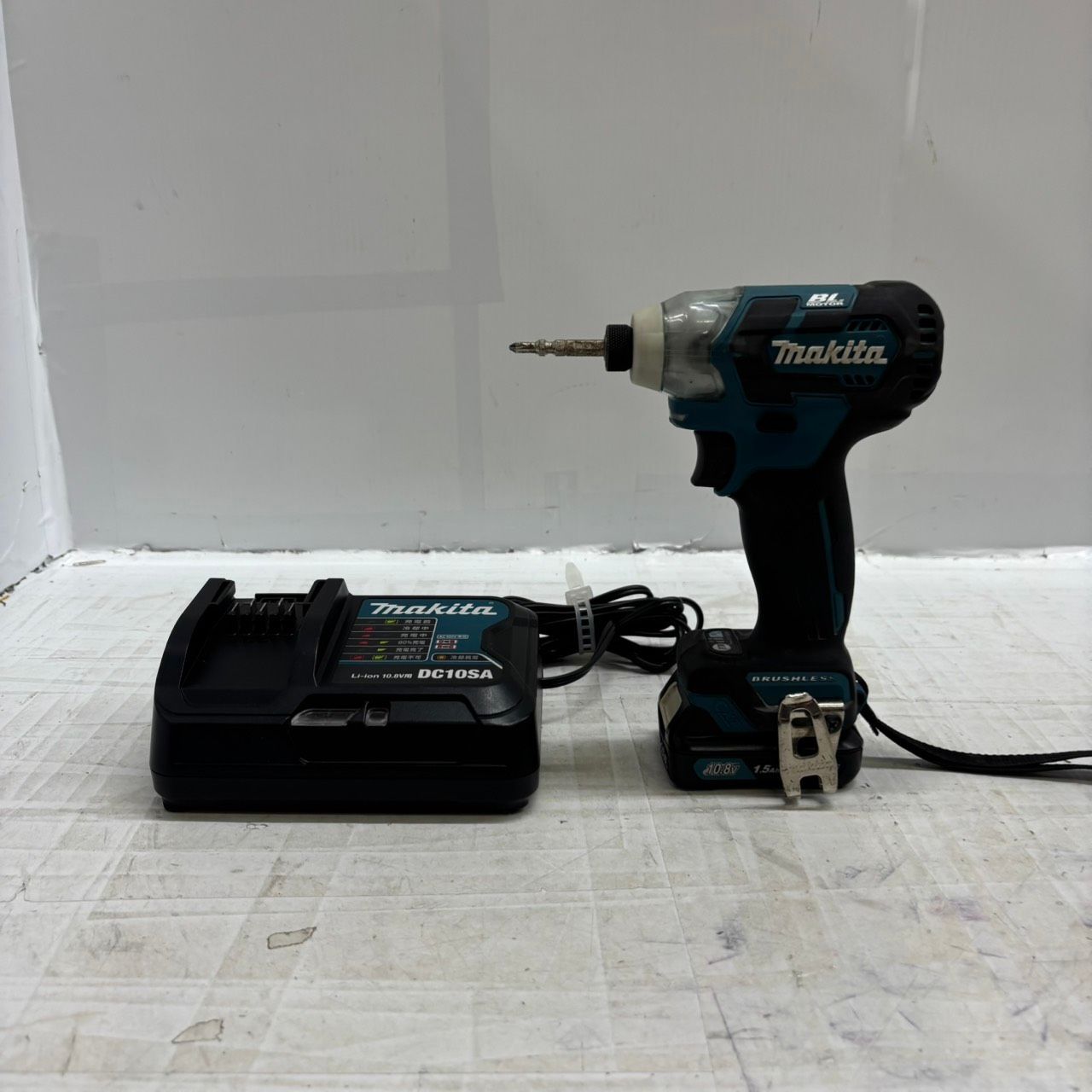 h 10482マキタ 充電式インパクトドライバ TD 111 D 充電器 DC 10 SA バッテリー BL 1015