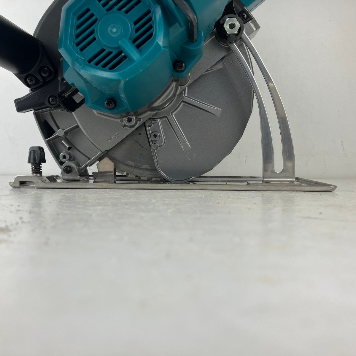 ЗЗMAKITA マキタ 40 v 185 mm 充電式チップソーカッタ バッテリー 充電器無し CS 001 G ブルー その他 切断工具 切断機 電動工具 エア工具