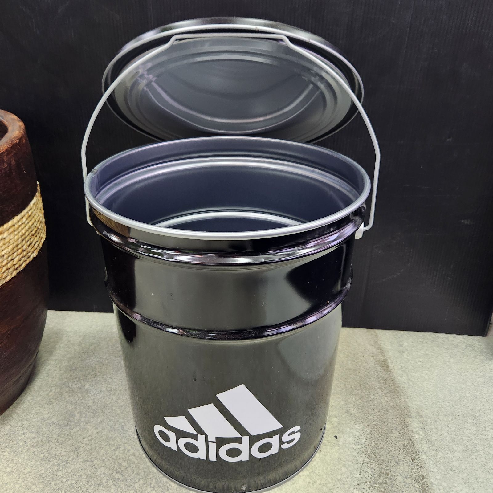 A066 Adidas ペール缶 クッション付き椅子 - メルカリ