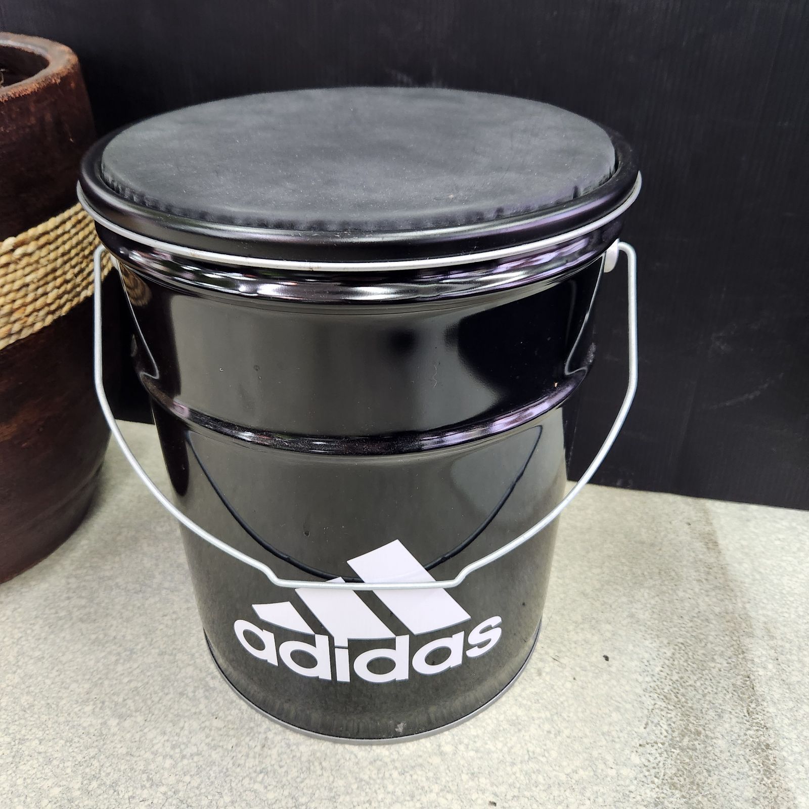 A066 Adidas ペール缶 クッション付き椅子 - メルカリ