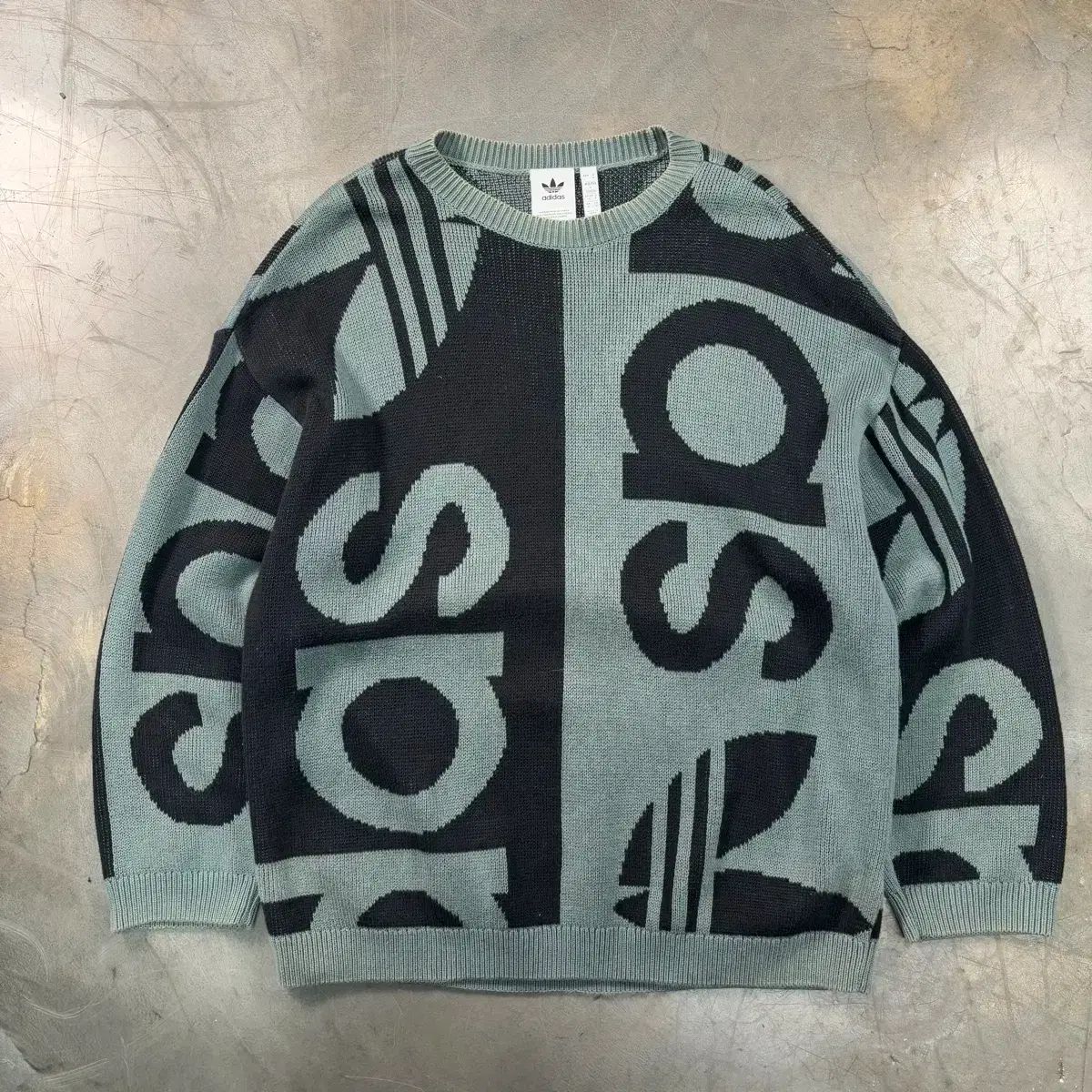 アディダス ビックロゴ クルーネック ニット