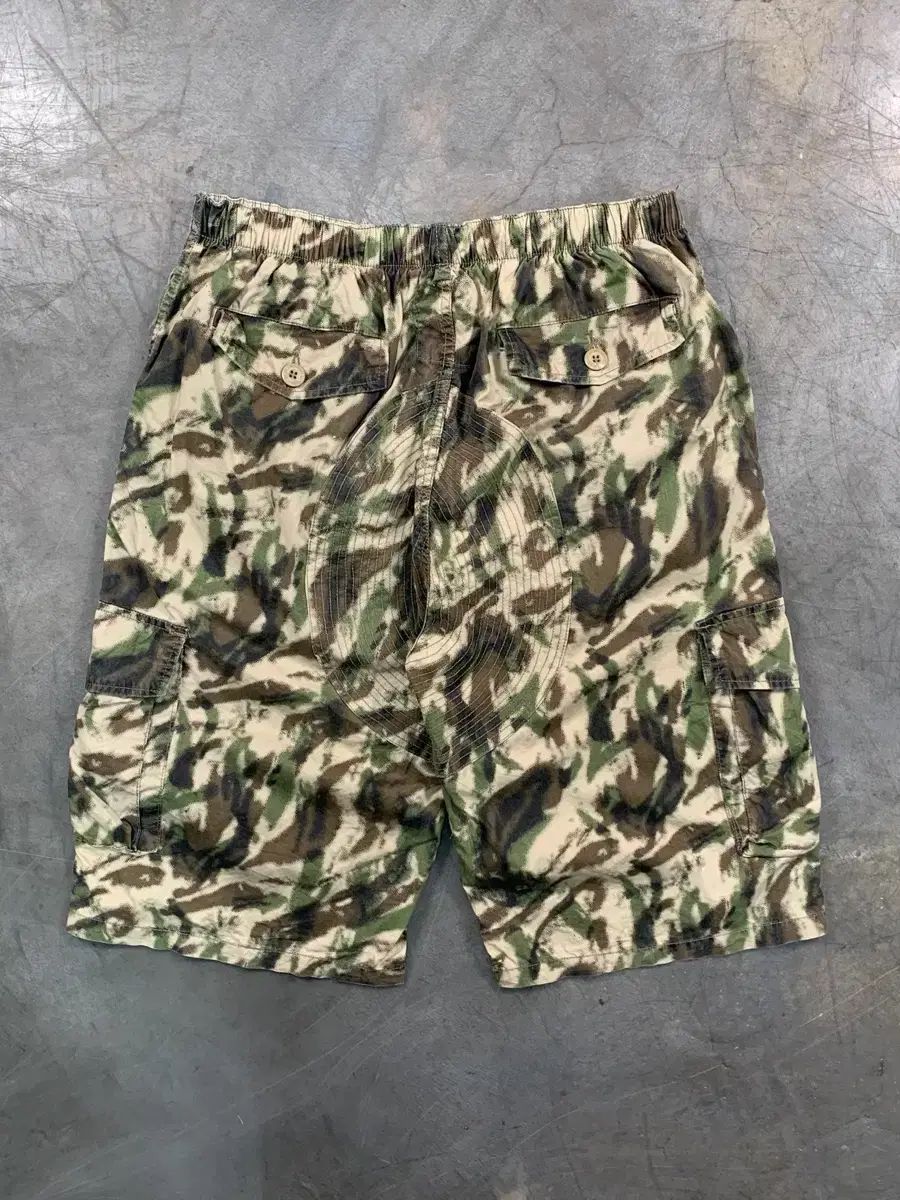 【希少】stussy カモフラ　迷彩　ハーフパンツ　古着 STUSSY ステューシー アウトレット カモフラ カーゴ ハーフパンツ 中古