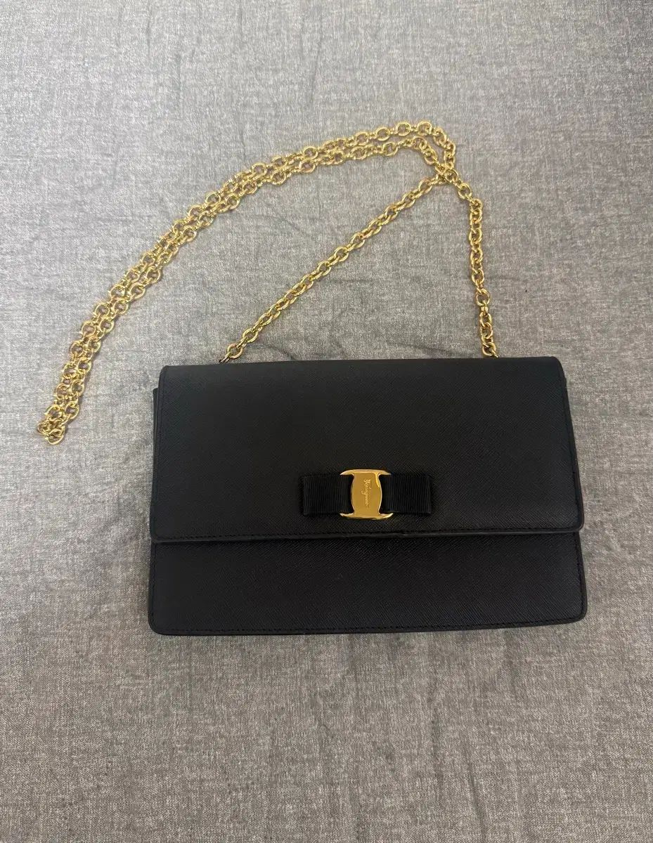 FERRAGAMO フェラガモ ジニ JINNI バッグ ヴァラ チェーン サフィアーノ クロス チェーンバッグ