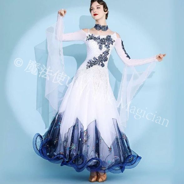 ドレス 二色使いが 他の人とは被りにくいツートン