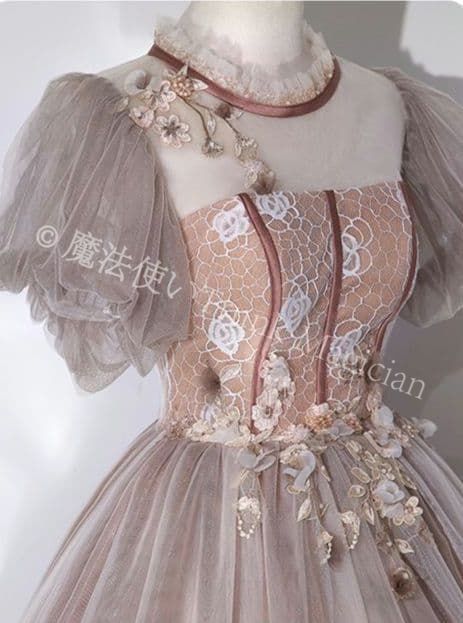 コルセット風デザインが魅せる