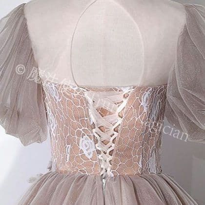 コルセット風デザインが魅せる