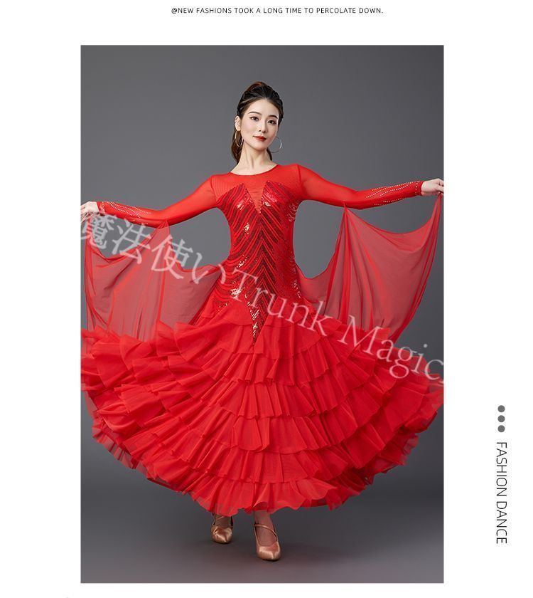 大きく広がるロングドレス