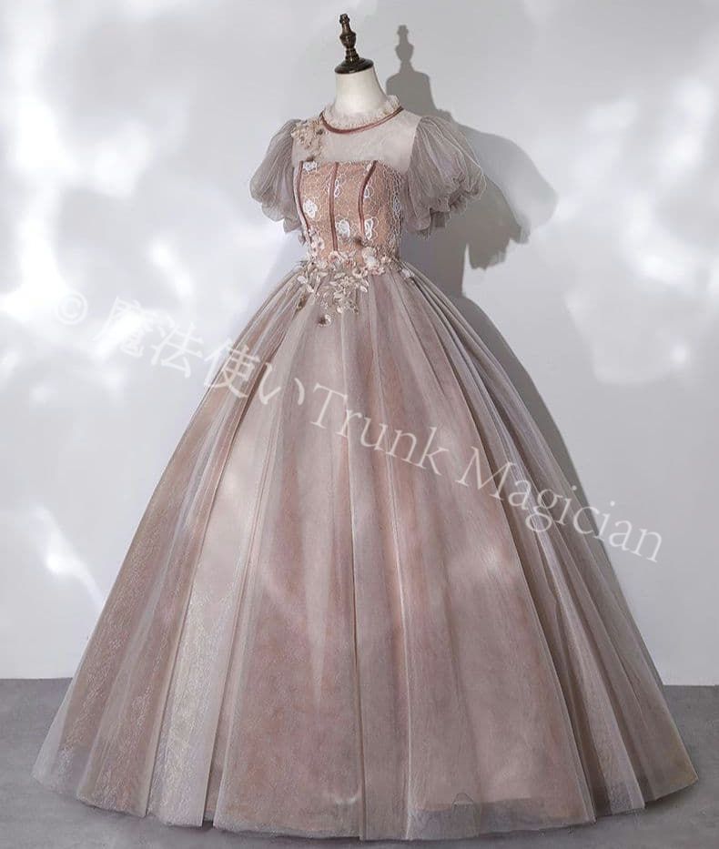 コルセット風デザインが魅せる クラシックエレガントなベージュドレス