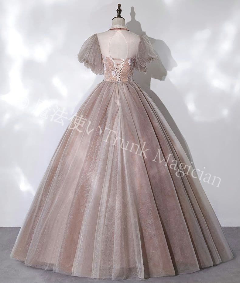 コルセット風デザインが魅せる クラシックエレガントなベージュドレス