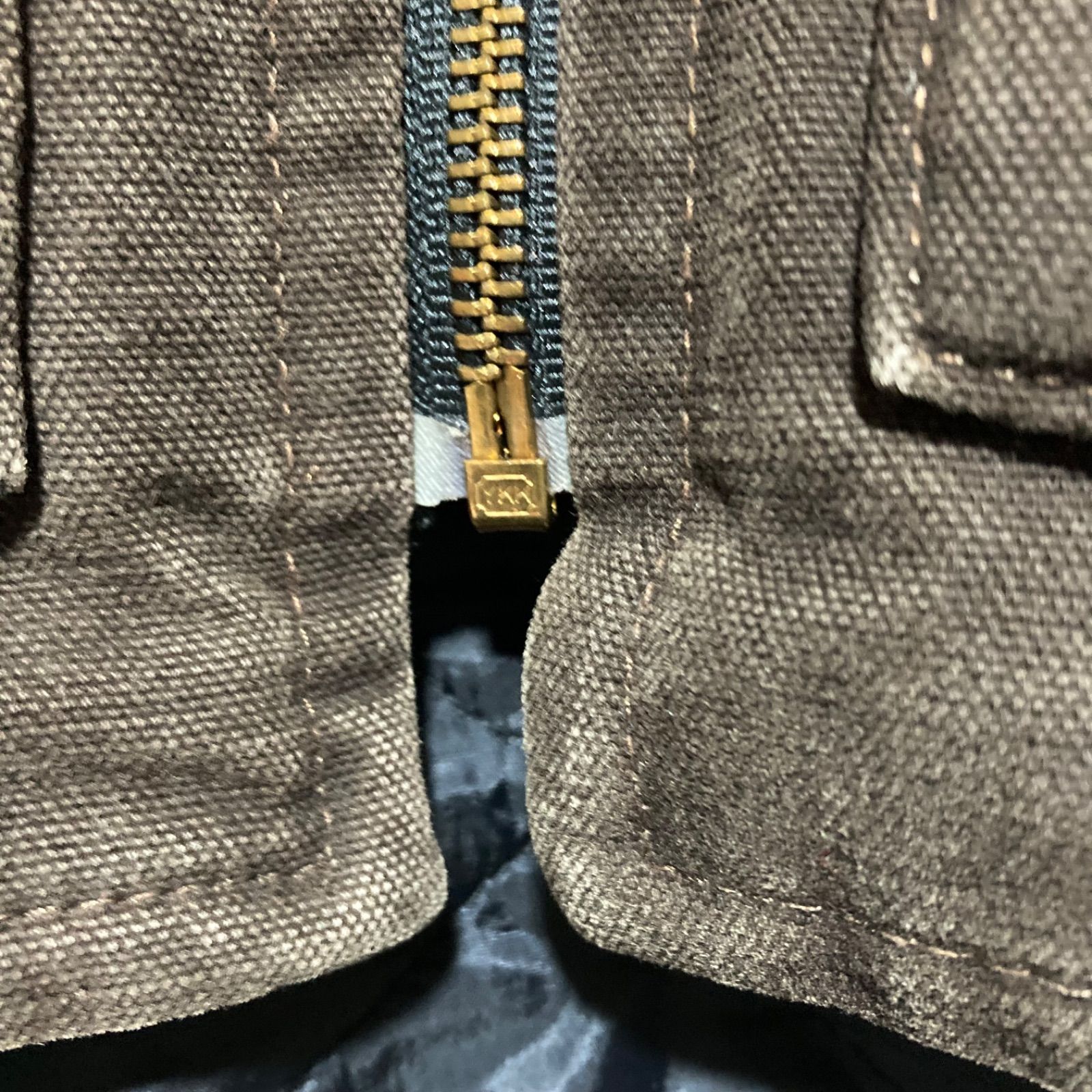 ダークブラウン