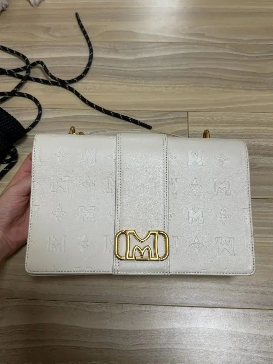 METROCITY 白 エンボス チェーンバッグ