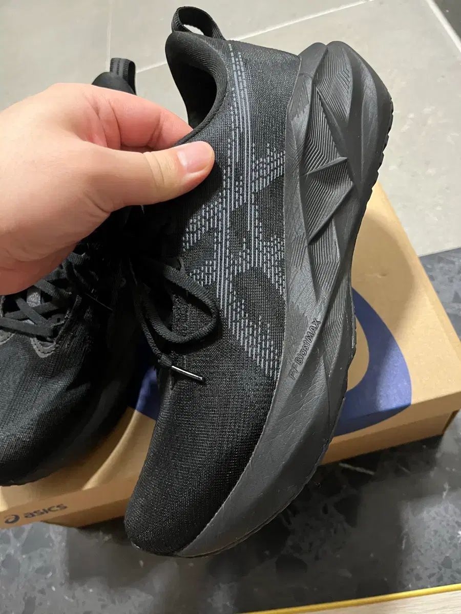 270 アシックス ノヴァブラスト 5 ブラック キャリアー グレー