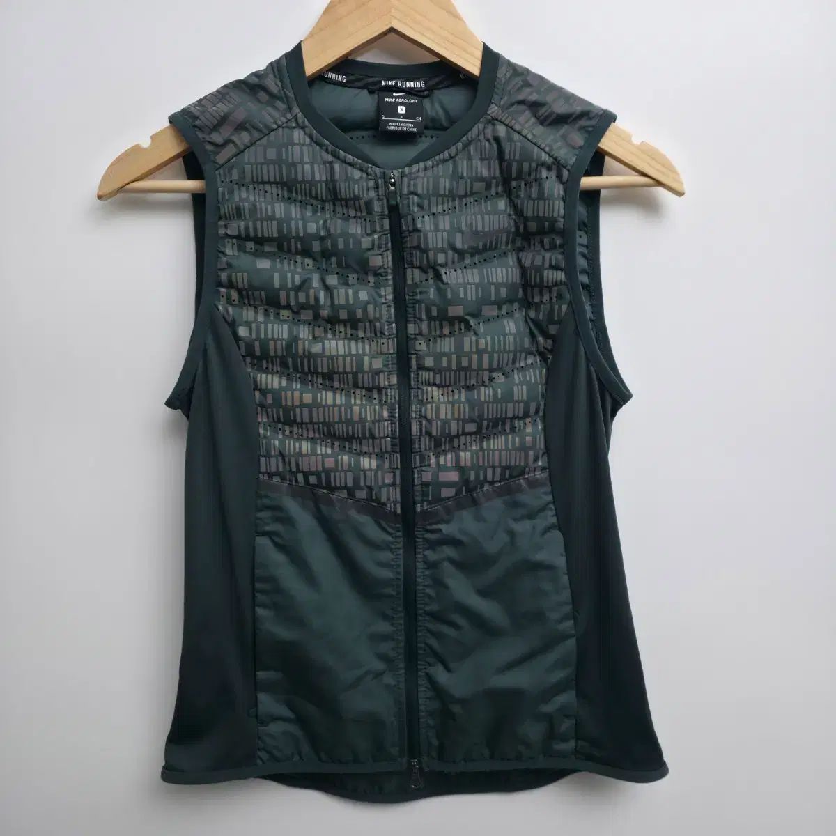 S NIKE ランニング エアロロフト 軽量 ベスト ダウン - メルカリ