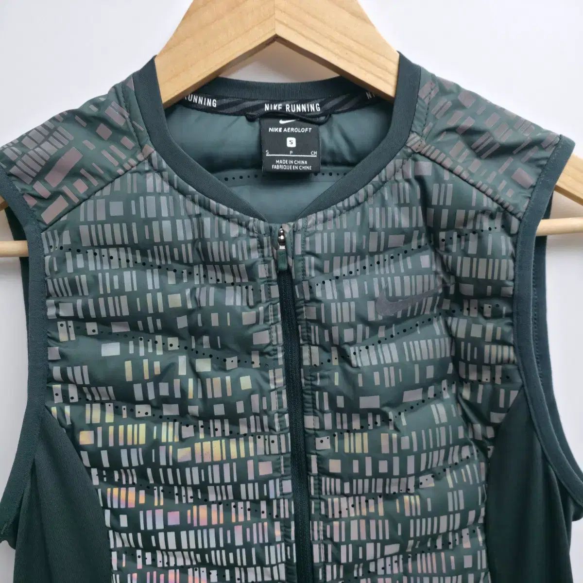 S NIKE ランニング エアロロフト 軽量 ベスト ダウン - メルカリ