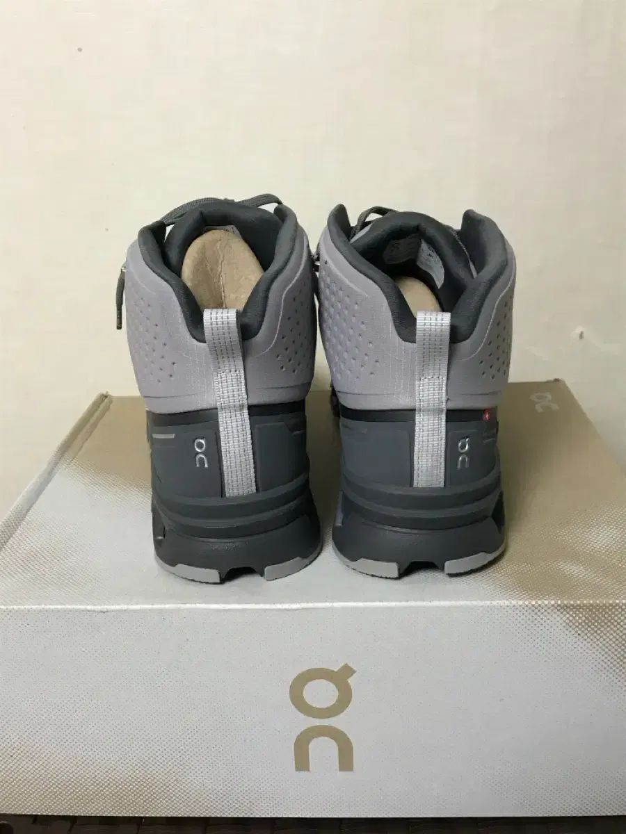 オンクラウドロック2 ウォータープルーフ ハイキングシューズ |