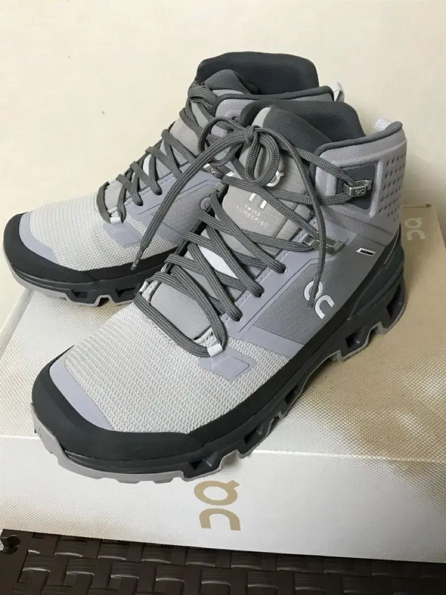 オンクラウドロック2 ウォータープルーフ ハイキングシューズ |