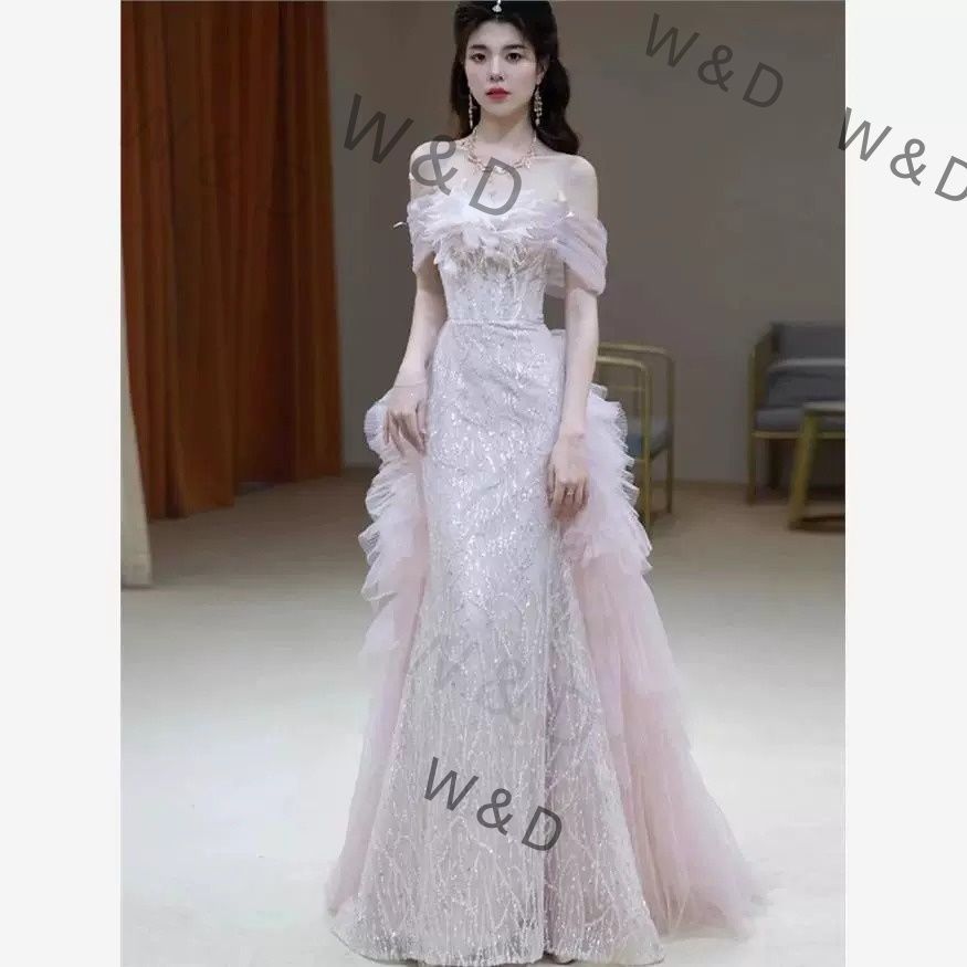 ウェディング ドレス ワンピース オフショルダー エレガント 軽奢華 レディース 挙式 披露宴 お色直し 2025 オフショルダーが首元の優雅さを際立たせる 軽やかで上品なシルエットの軽奢華ウェディングドレス