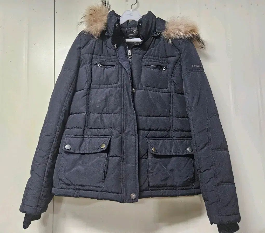 GUESS ブラック ダウン アウター 出品 配送 GUESS(ゲス) コーデュロイ