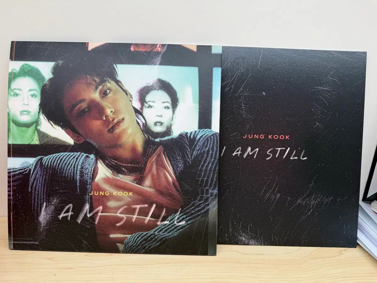 錫半 扇の打ち出し模様付き花瓶