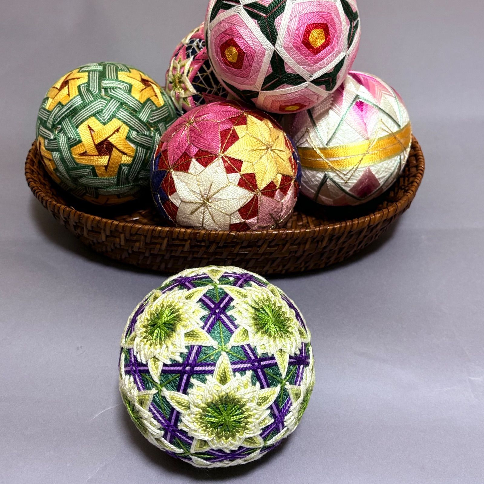 手毬25-12-3】てまり・手鞠・緑地に白紫手まり・手作り・約10cm - メルカリ