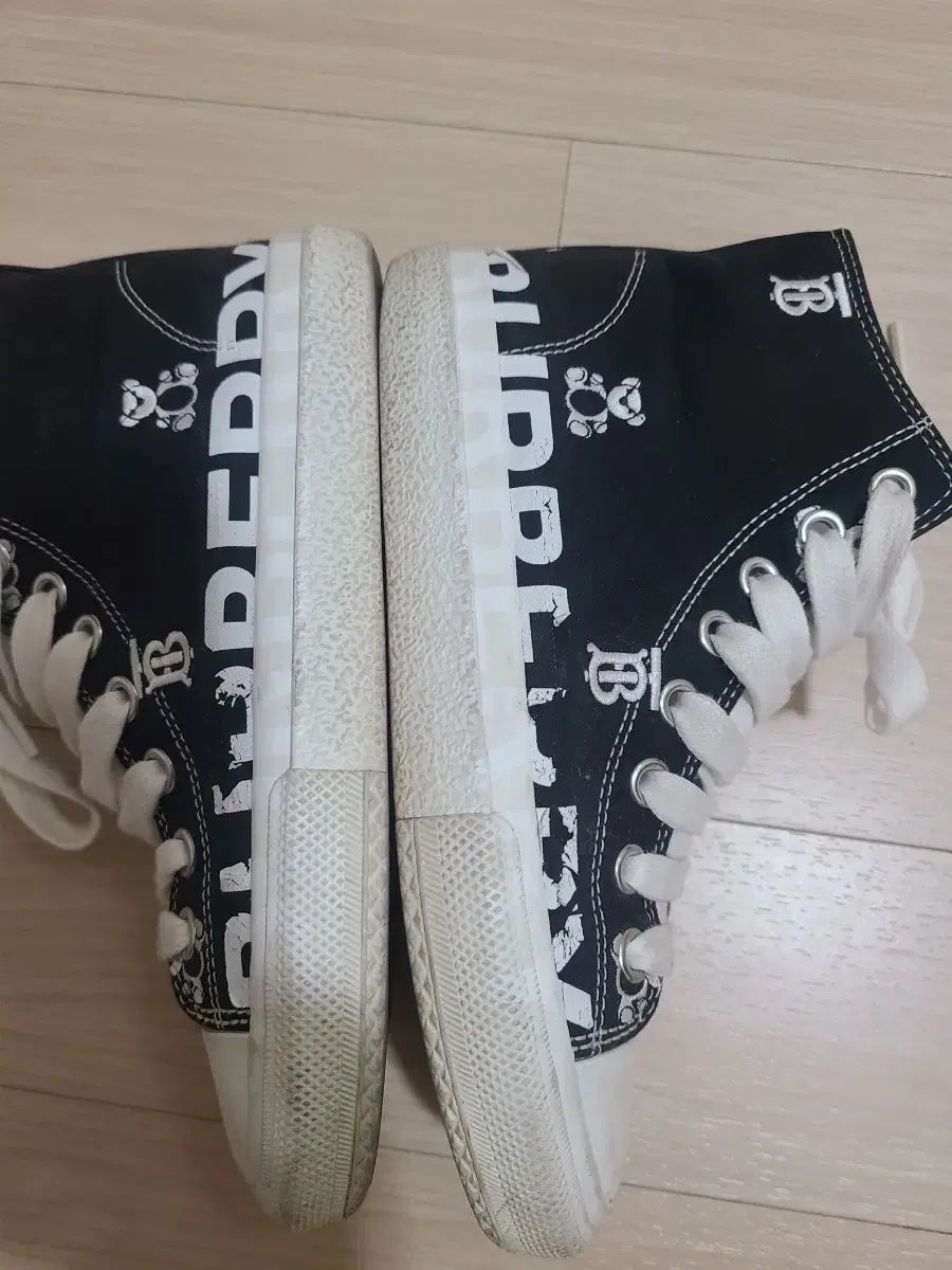 ハイトップ スニーカー