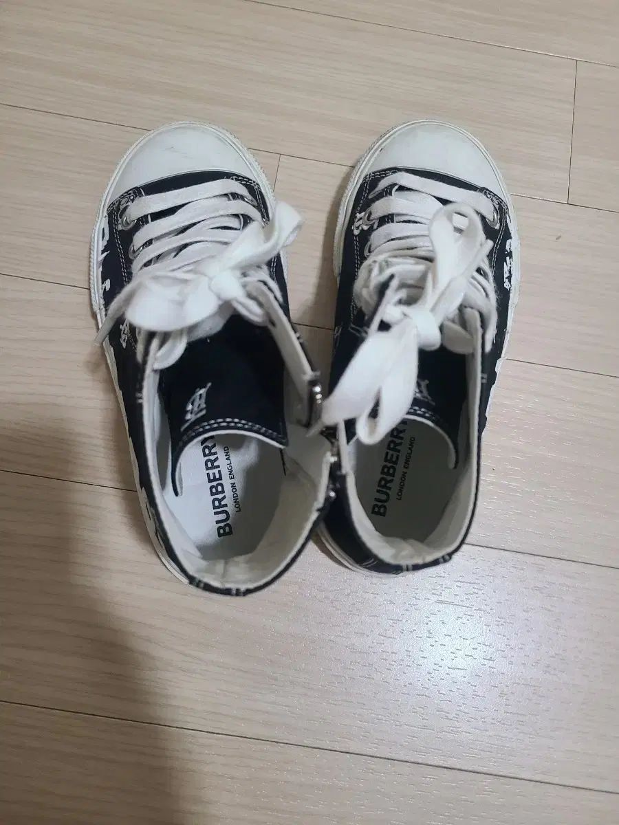  バーバリーキッズ ハイトップ スニーカー ブラック その他 キッズシューズ