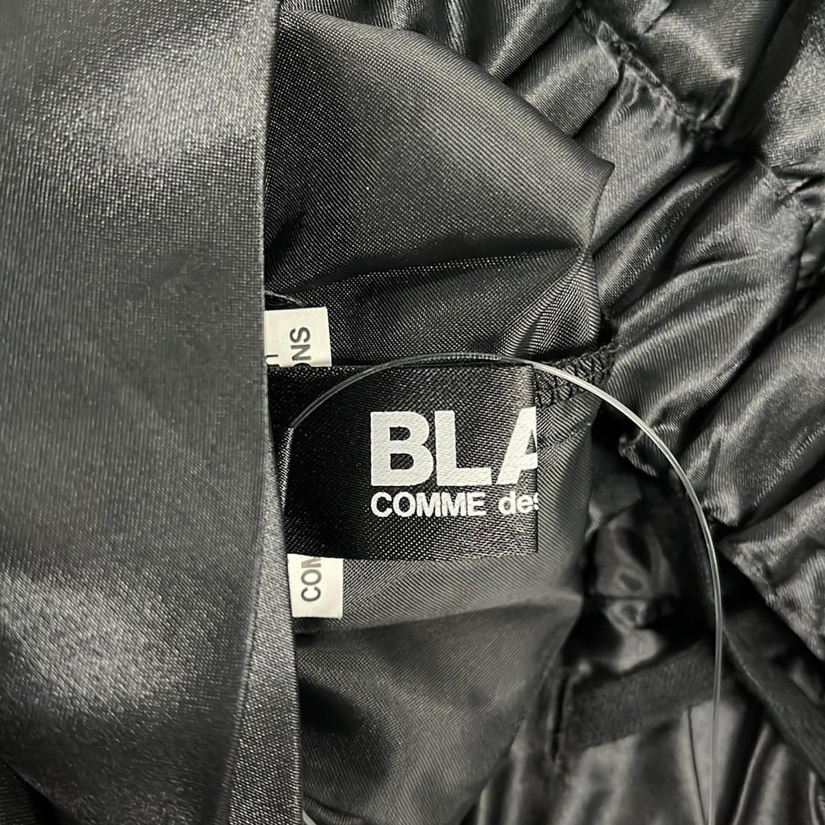  BLACK COMMEdesGARCONS ブラックコムデギャルソン ロングスカート サイズXS レディース - 1 K-S 004 黒 プリーツ サテン 2025 その他 ロングスカート