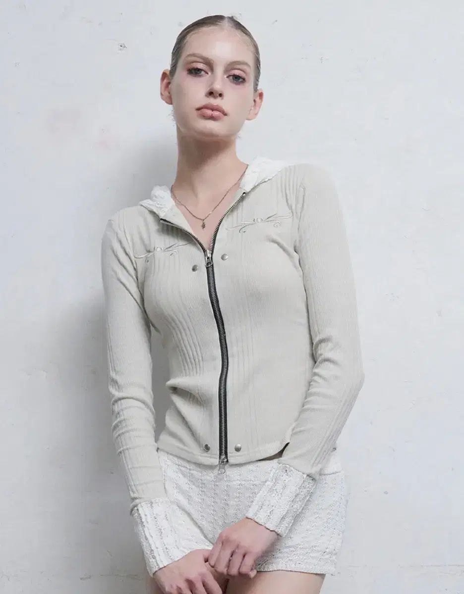 ヒール レース エンブロイダリー フード ジップアップ