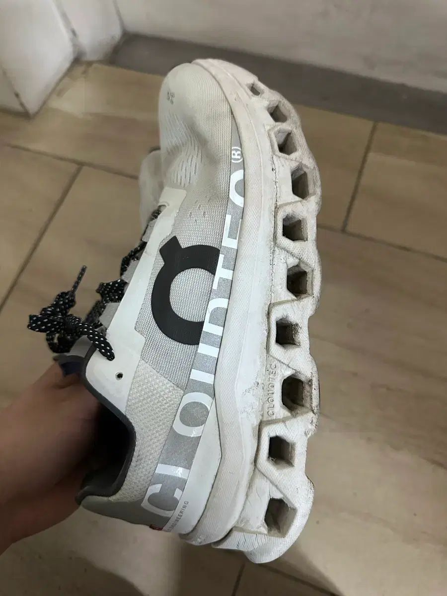  EU 41 オン ランニング クラウドMONSTER オール 白 登山靴 トレッキングシューズ アウトドアシューズ