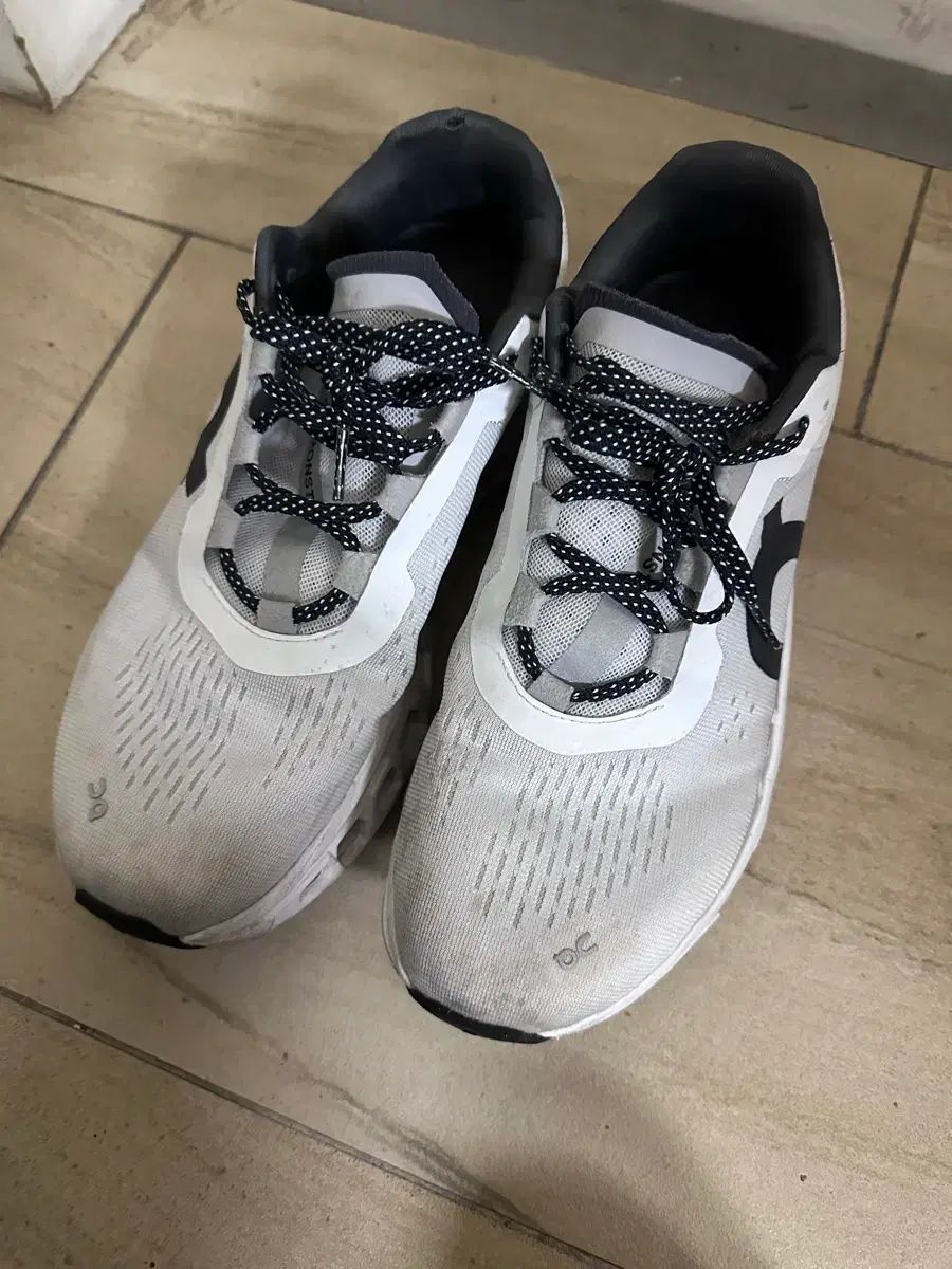 EU 41 オン ランニング クラウドMONSTER オール 白