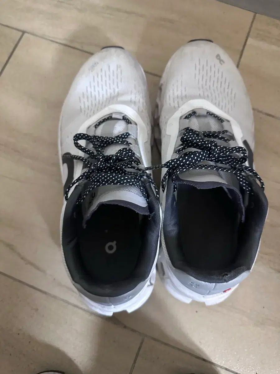 EU 41 オン ランニング クラウドMONSTER オール 白