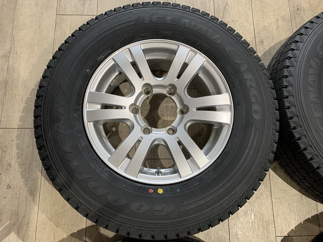 2510032 スタッドレス 15インチ 6 J 33 PCD 139 7 H 110 mm ICE NAVI CARGO 195 80 R 15 ハイエース 等
