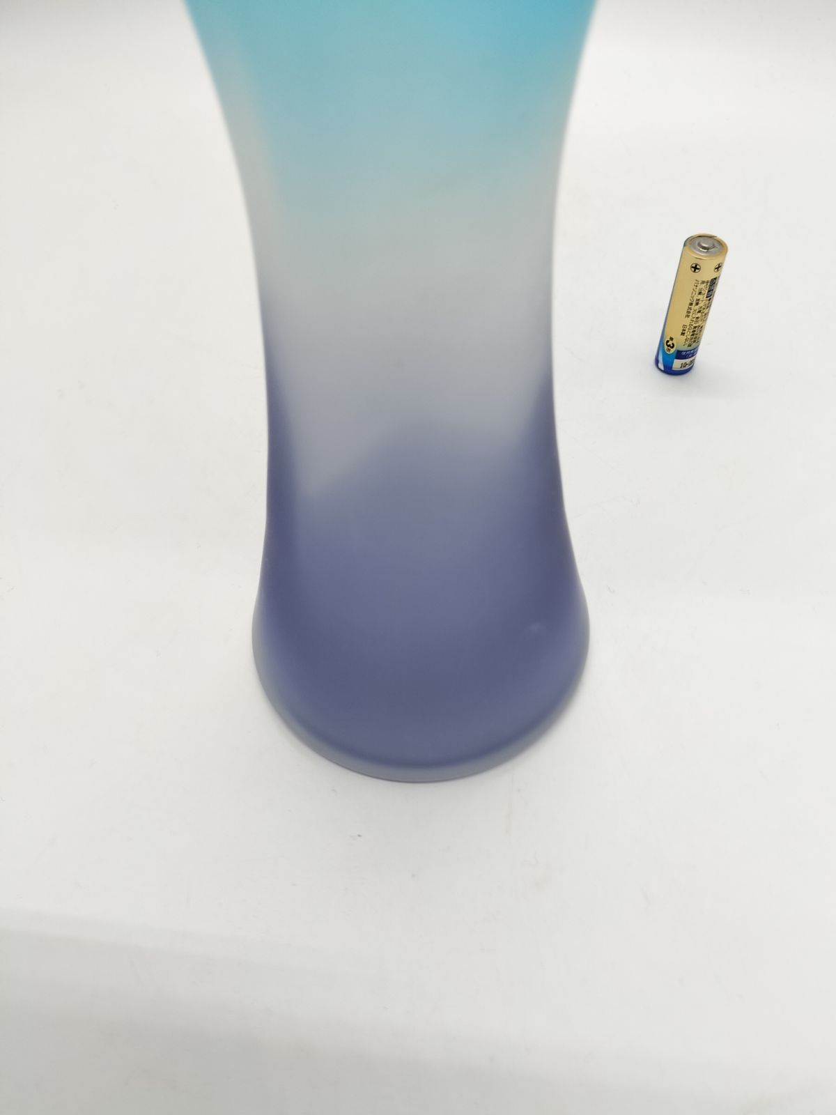 変形花器(白・水色) 池坊 変形花器(白・水色) 池坊 美品 池坊 青紫色系曲線デザインの陶器花器