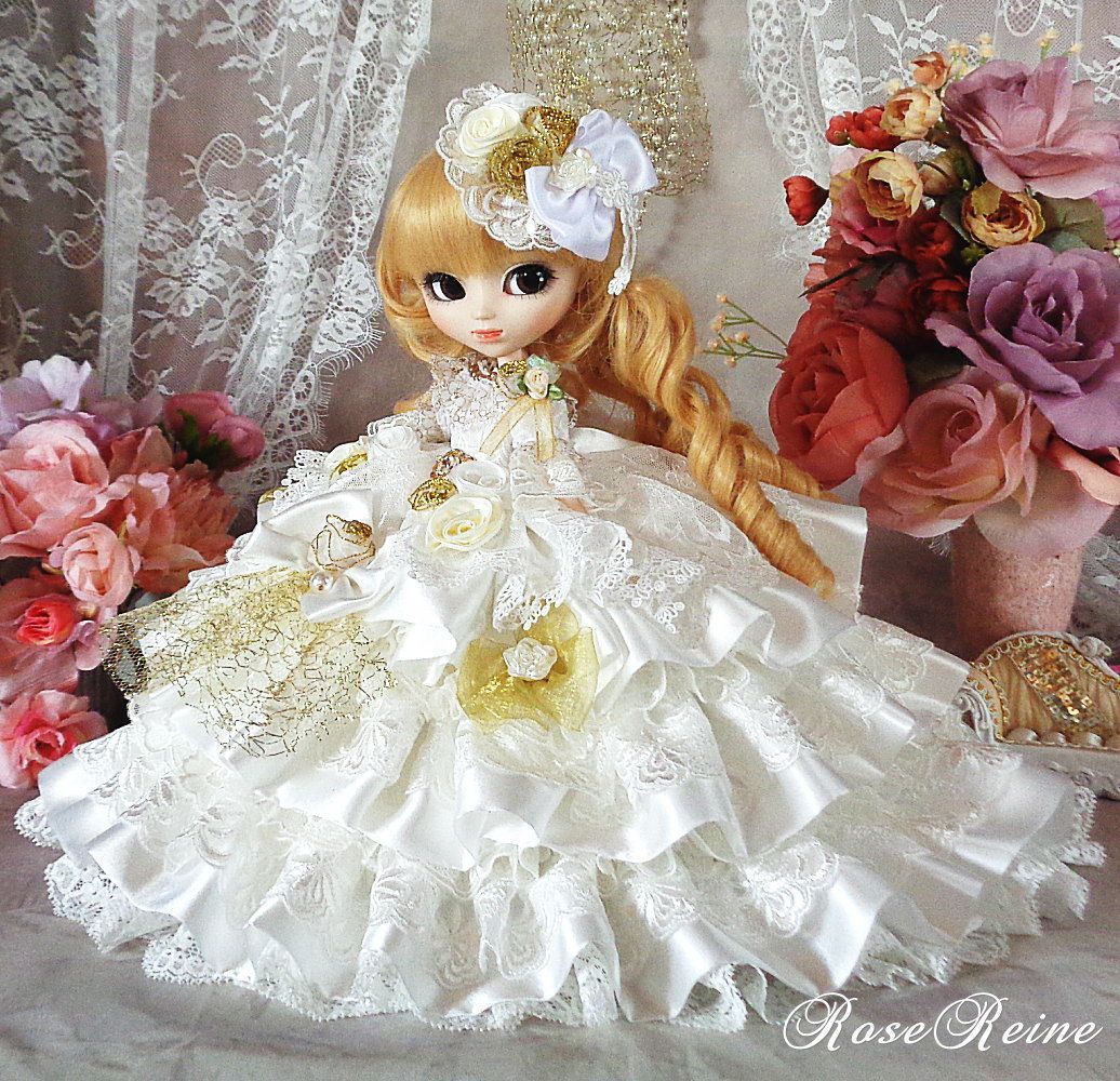 アンネローゼ王妃 艶めくパールホワイトの豪華プリンセスドールドレス