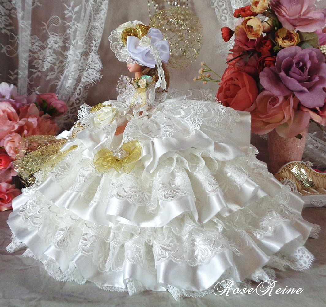 艶めくパールホワイトの豪華プリンセスドールドレス