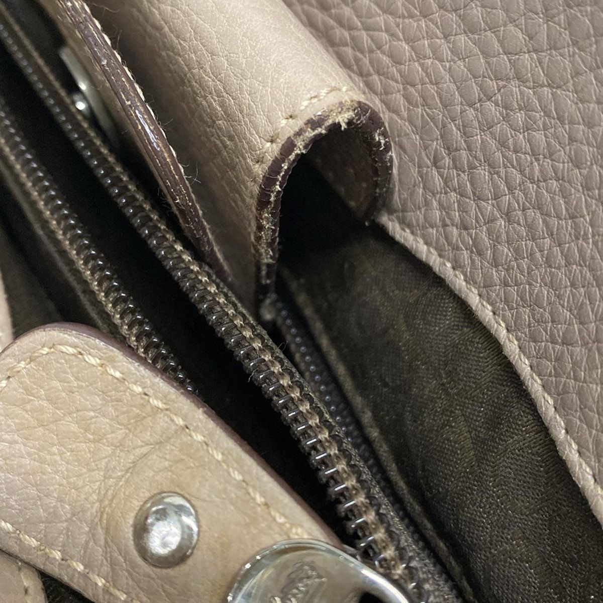 ベージュ レザー