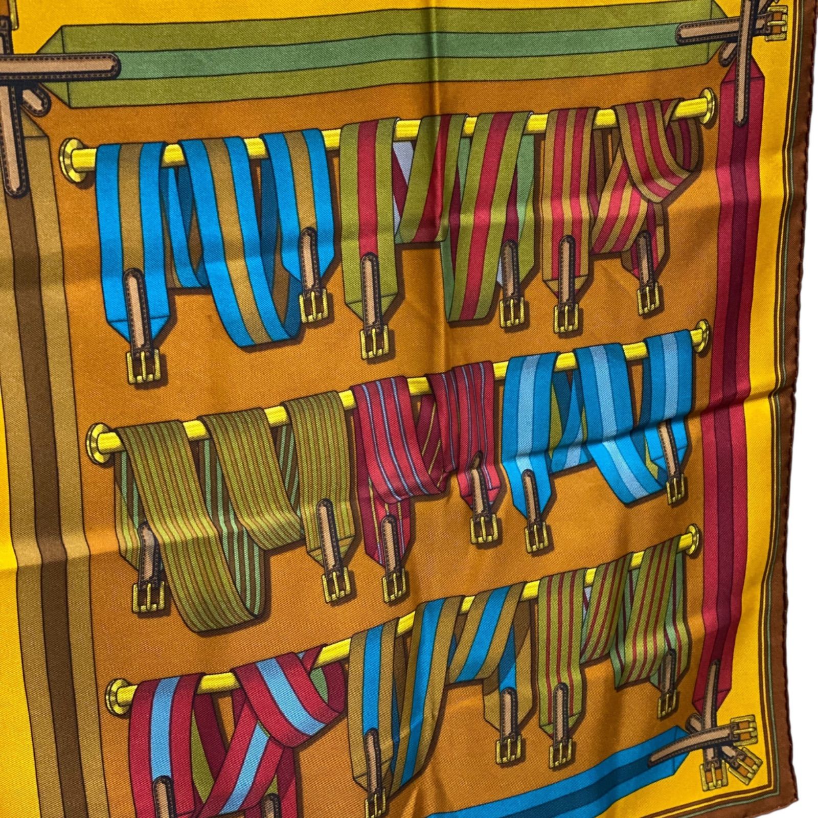 美品 エルメス カレ45 Les Sangles サスペンダー柄 エルメス カレ45 Les Sangles シルクスカーフ サスペンダーベルト柄