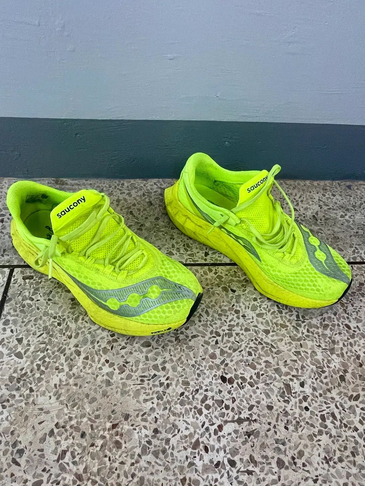 サッカニー エンドルフィン プロ4 ランニングシューズ 265