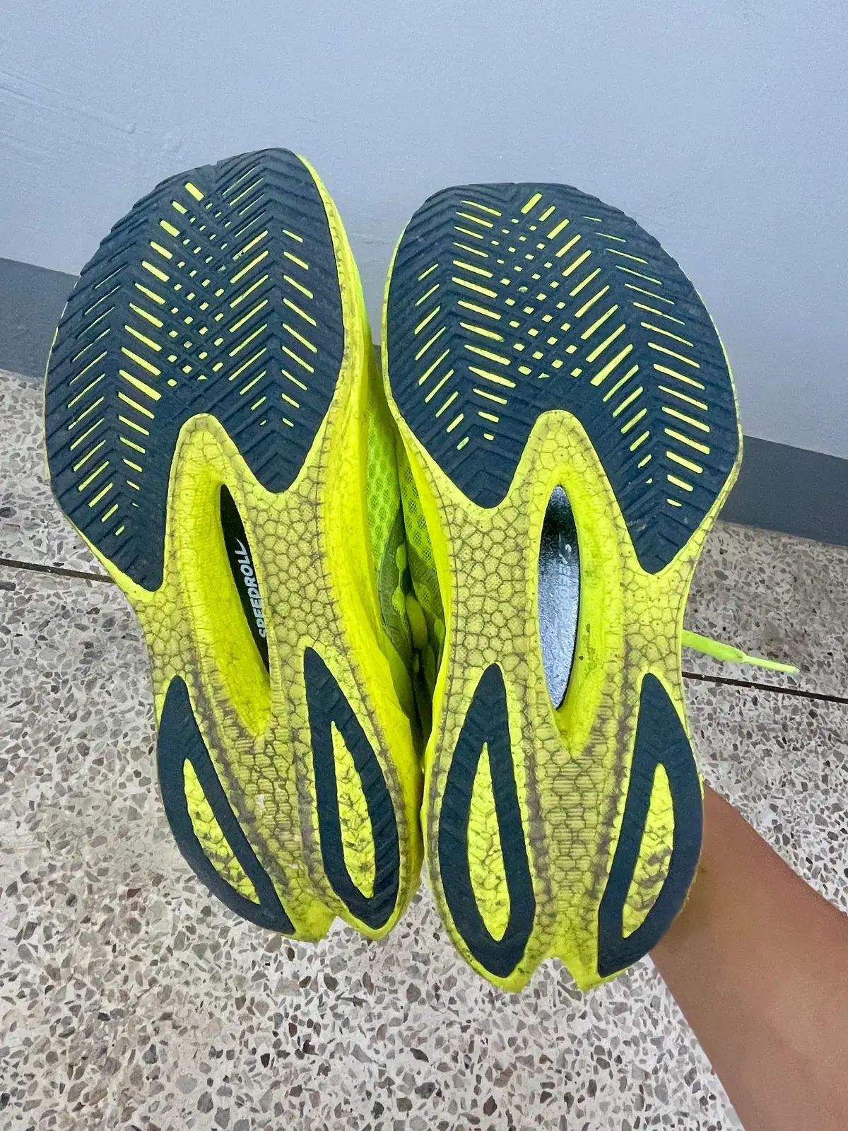 サッカニー エンドルフィン プロ4 ランニングシューズ 265