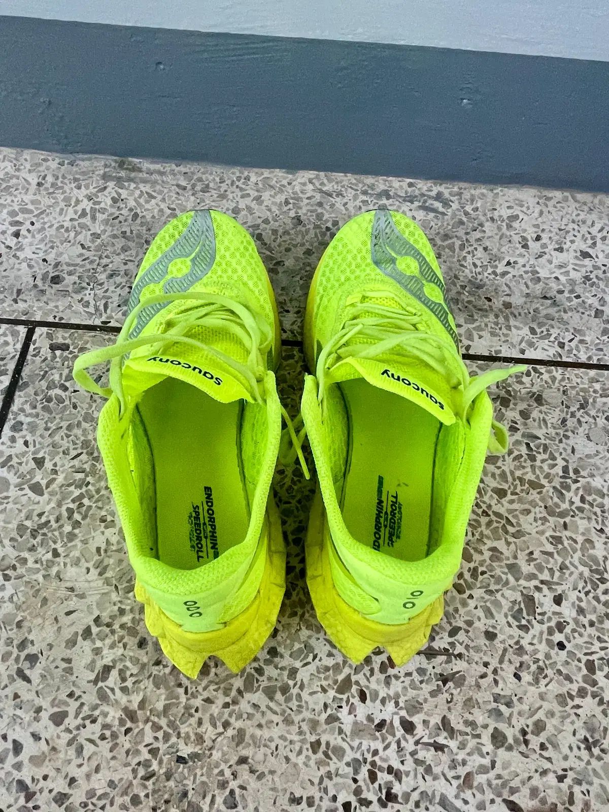 サッカニー エンドルフィン プロ4 ランニングシューズ 265