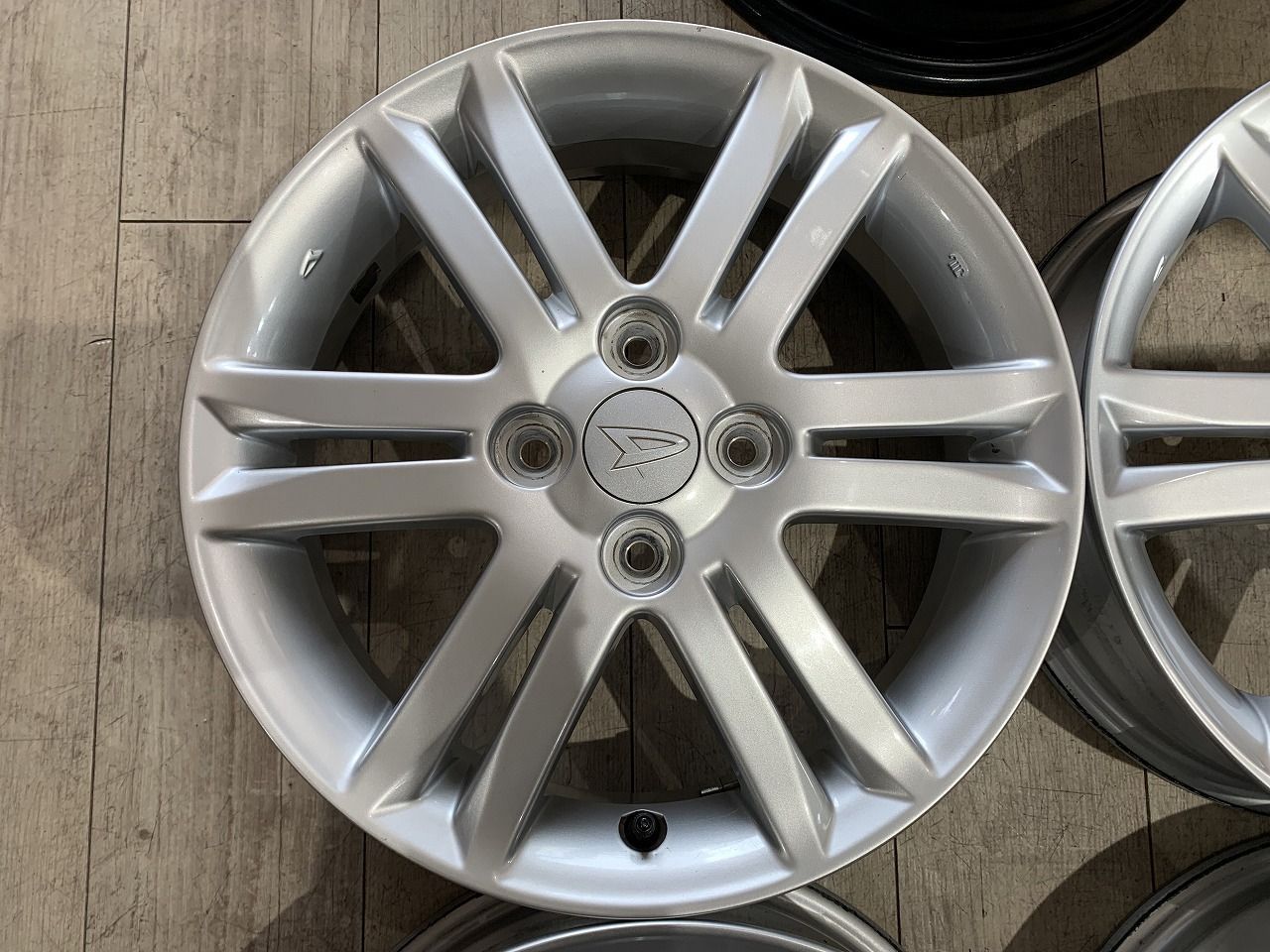 2511018 ダイハツ ホイール 15インチ 4 5 J 45 PCD 100 H