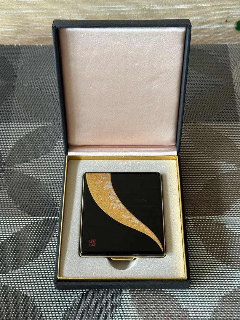 うるし塗コンパクトケース