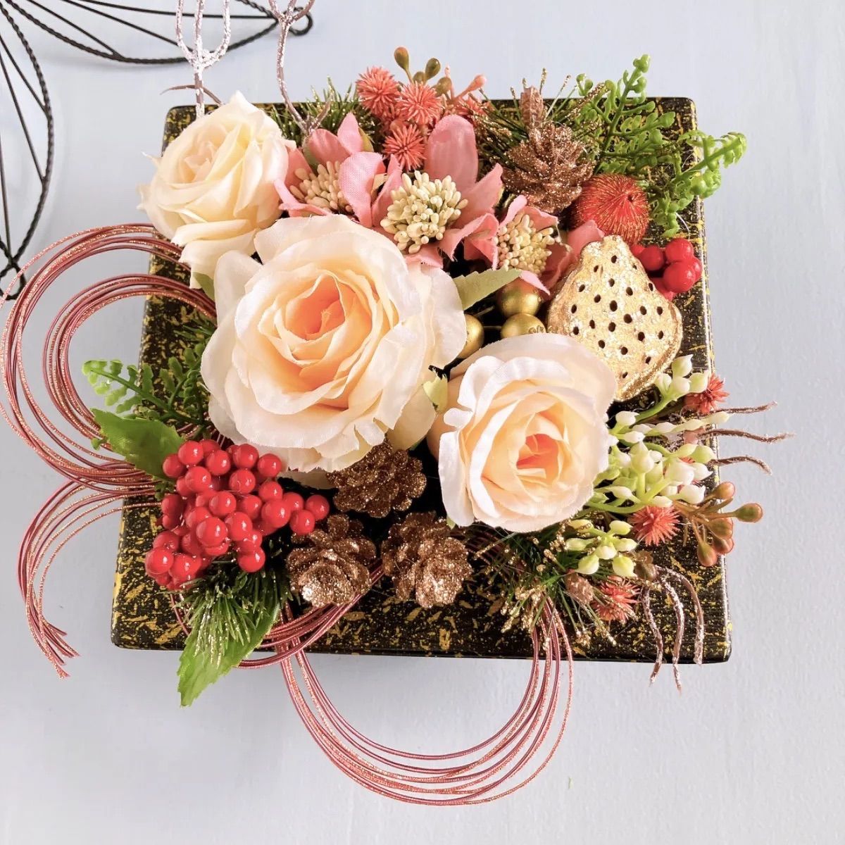 お正月フラワーアレンジ壁掛け 薔薇 クリームローズ 水引 壁掛け 20cm