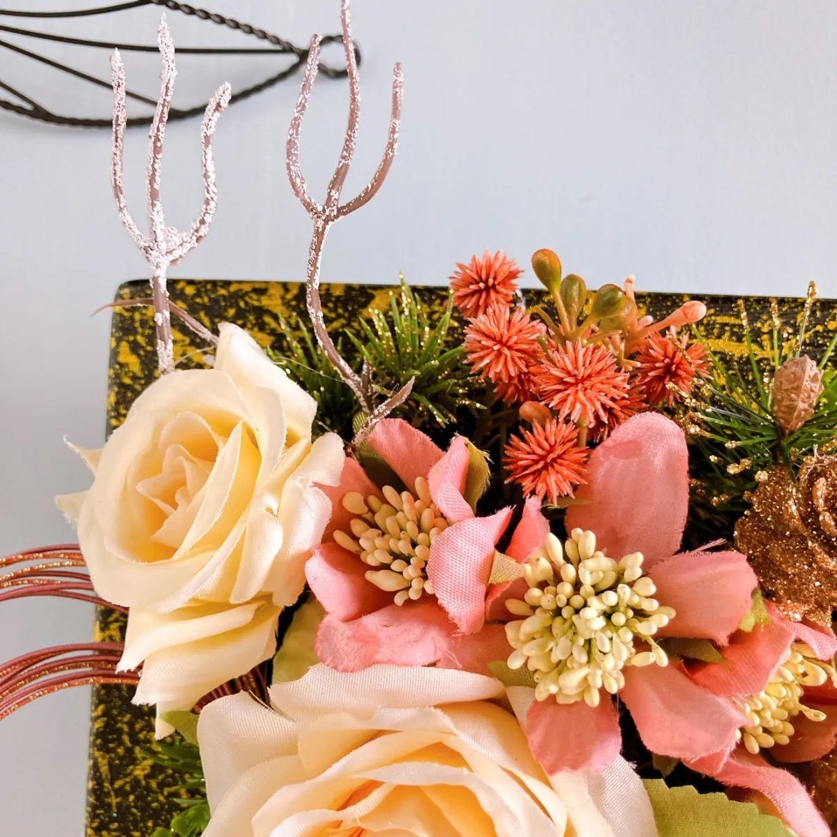 お正月フラワーアレンジ壁掛け 薔薇 クリームローズ 水引 壁掛け 20cm