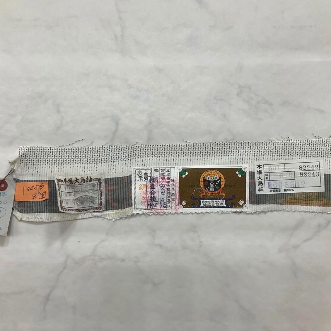 ⬛️kimomo one⬛️男前屋⬛️厳選⬛️ 同然⬛️本場奄美大島紬白大島⬛️正絹⬛️亀甲⬛️袷⬛️仕付け糸付き⬛️裄68丈147⬛️男着物男長羽織男襦袢男袴角帯男帯