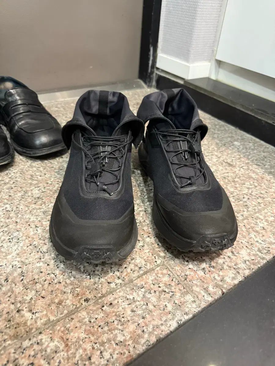 デサント x ユース シフト トレイル ブラック