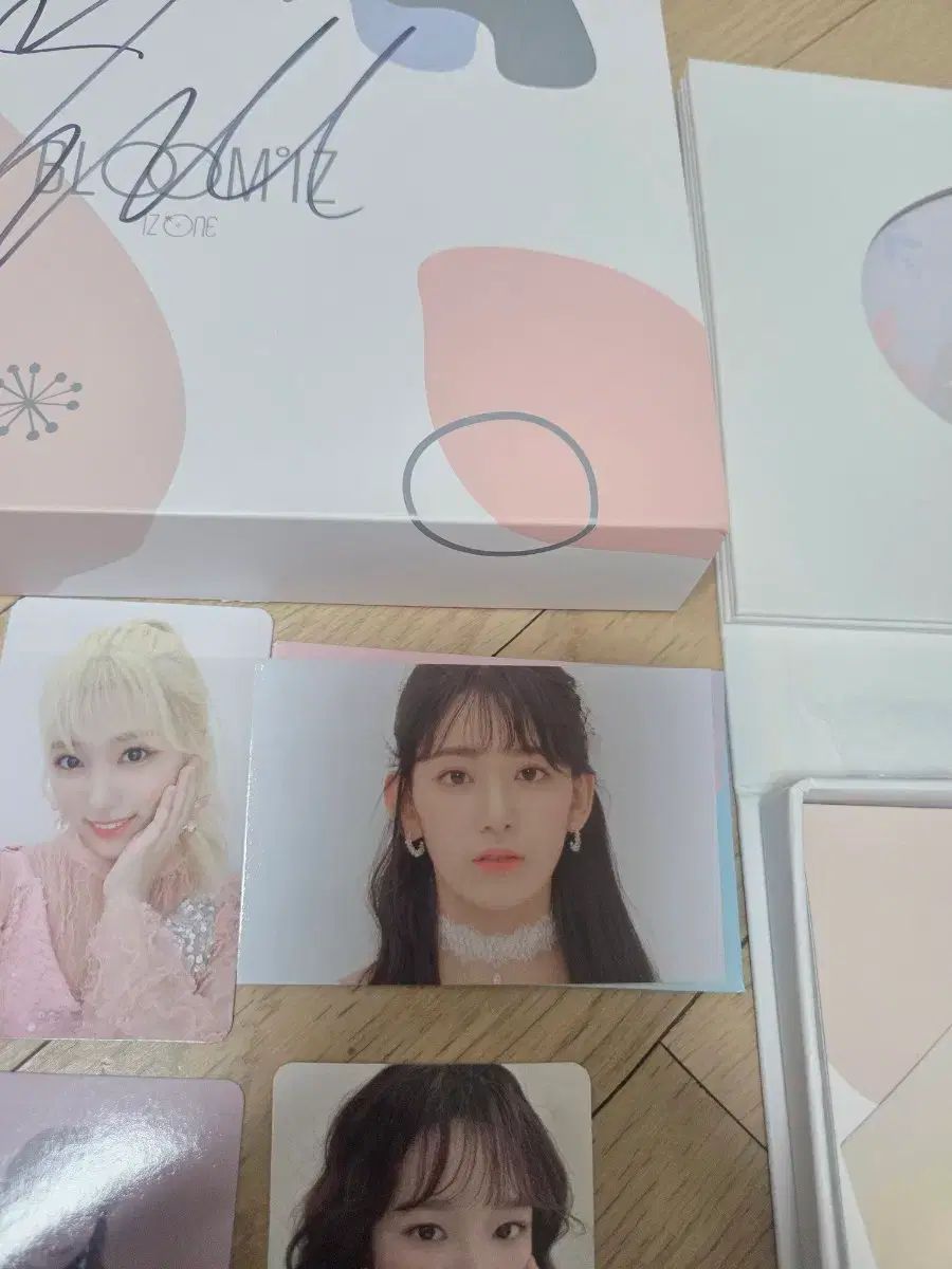 IZ*ONE(アイズワン) BLOOM*IZ サイン入り (チョ・ユリ) アルバム 箱