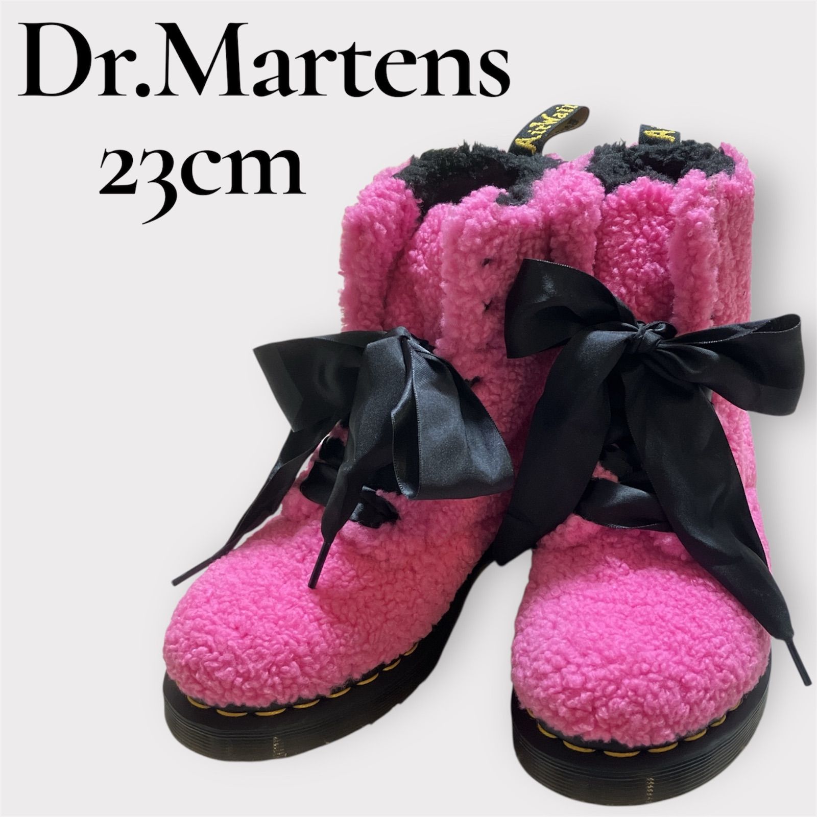 ドクターマーチン　ピンクブーツ Dr.Martens（ドクターマーチン） 8ホールブーツ ピンク 型押し模様