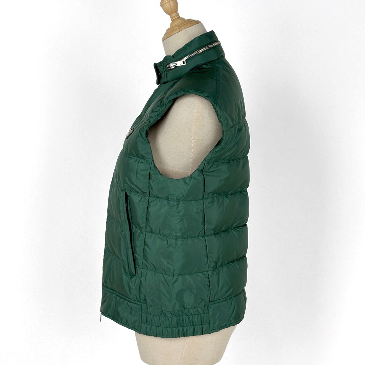 PRADA フード付きダウンベスト オリーブグリーン プラダ PRADA ロゴプレート ダウンベスト 防寒 ダブルジップ フード